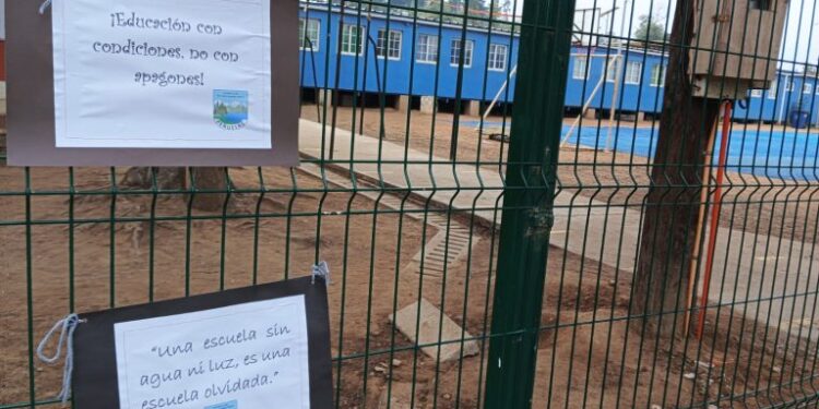 Solucionan inconvenientes de conexión eléctrica en la escuela Teniente Julio Allende de Placilla.