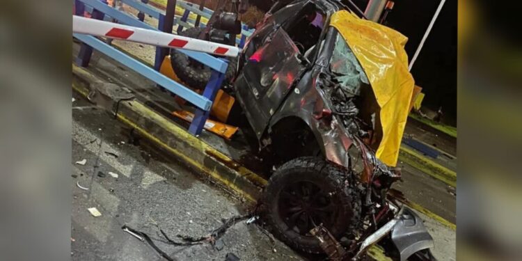 Conductor fallece al chocar contra un peaje lateral en la Ruta 5 Sur: auto quedó totalmente destrozado.
