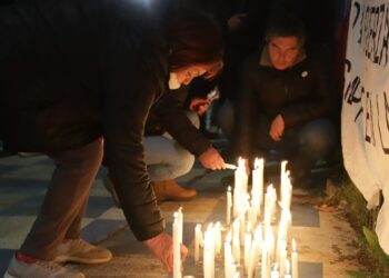 La búsqueda prosigue: Familiares y vecinos sostienen la esperanza en una vigilia frente a El Teniente.