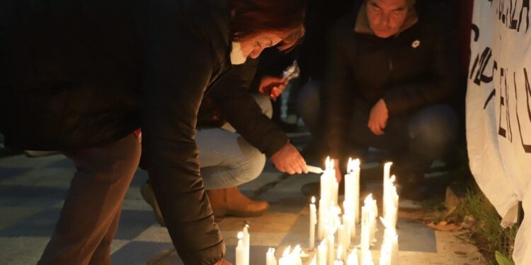 La búsqueda prosigue: Familiares y vecinos sostienen la esperanza en una vigilia frente a El Teniente.