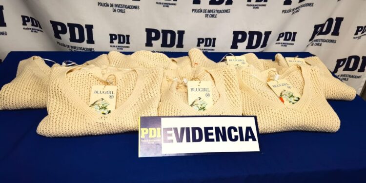 Detective en tiempo libre detiene intento de robo en Linares: un adolescente fue arrestado por sustraer ropa.