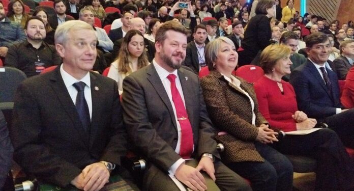 Candidatos presidenciales con más respaldo compartieron sus propuestas sobre minería.