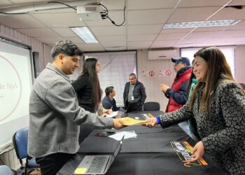 Productores del Maule exhiben su propuesta a proveedoras de comedores escolares.