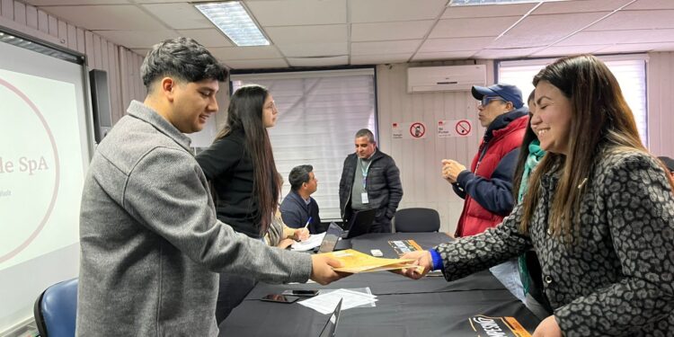Productores del Maule exhiben su propuesta a proveedoras de comedores escolares.