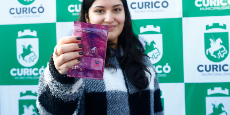 Curicó coloca el primer dispensador gratuito de preservativos en el Maule: tiene como objetivo promover la salud y la educación sexual.