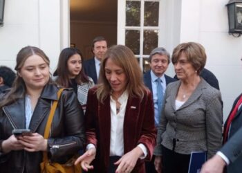 E. Matthei recibe propuestas de los gremios y afirma que los republicanos no buscan “unidad”.