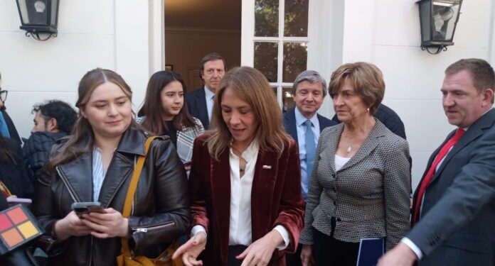 E. Matthei recibe propuestas de los gremios y afirma que los republicanos no buscan “unidad”.