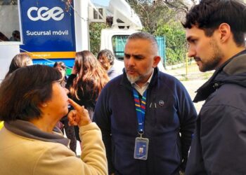 Sucursal móvil de CGE y servicios públicos hacen atención conjunta en la feria libre de San Bernardo.
