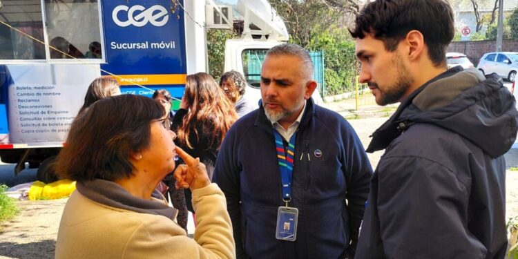 Sucursal móvil de CGE y servicios públicos hacen atención conjunta en la feria libre de San Bernardo.