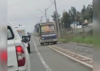 Denuncian que un micro transitó por la ciclovía y puso en riesgo a ciclistas para evitar el tráfico en Los Ángeles.