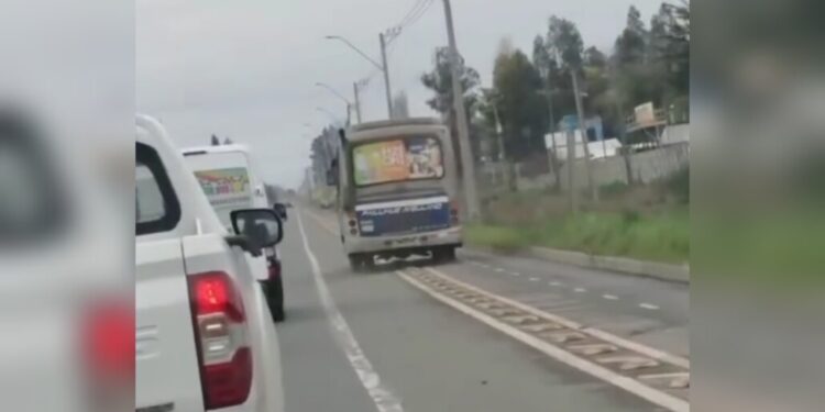 Denuncian que un micro transitó por la ciclovía y puso en riesgo a ciclistas para evitar el tráfico en Los Ángeles.