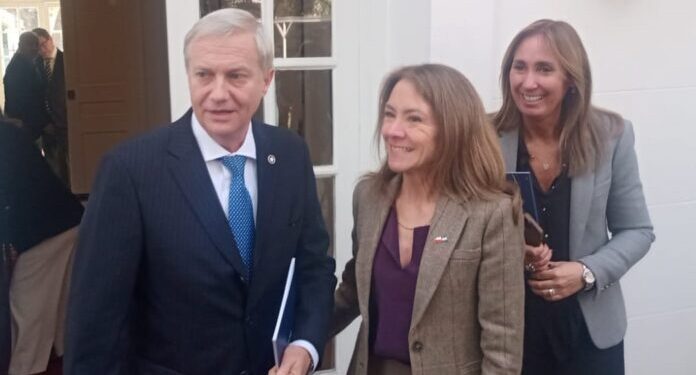 J.A. Kast lanza nuevas críticas al Parlamento y el gobierno le contesta con fuerza.