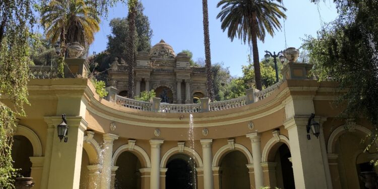 Santiago conmemora el “Mes del Corazón” con una historia y una caminata en el Cerro Santa Lucía.