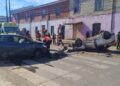 Accidente en Mulchén deja heridos y un automóvil volcado.