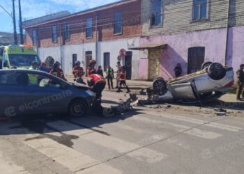 Accidente en Mulchén deja heridos y un automóvil volcado.