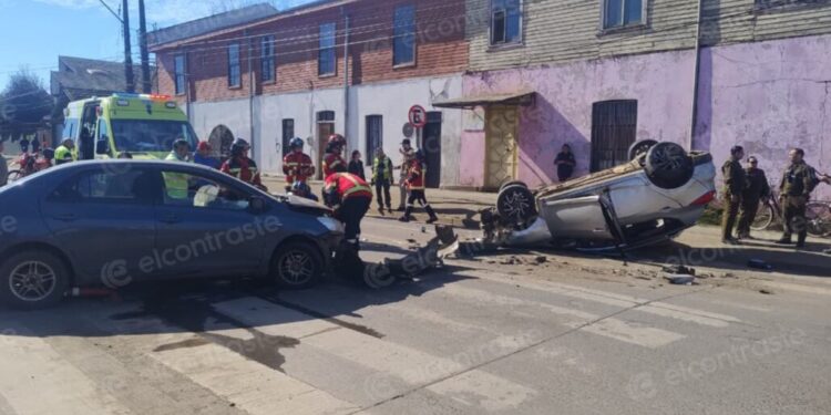 Accidente en Mulchén deja heridos y un automóvil volcado.