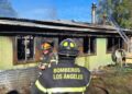Anciana resultó perjudicada por un incendio que afectó su hogar en Los Ángeles.