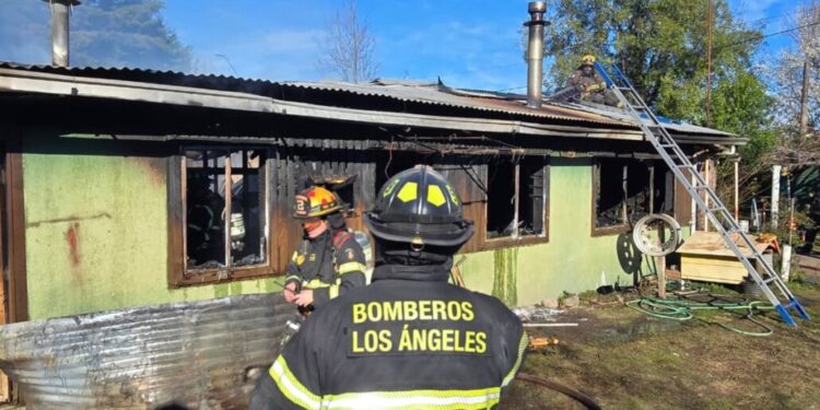 Anciana resultó perjudicada por un incendio que afectó su hogar en Los Ángeles.