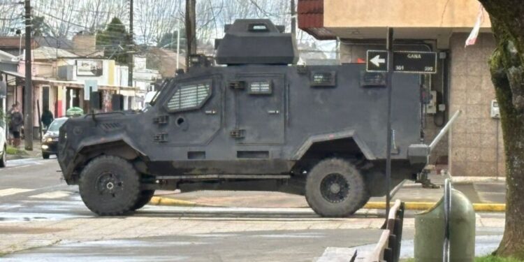 Operación “Libertador”: Desmantelan banda delictiva en Mulchén tras realizar 13 allanamientos e incautar drogas y armas.