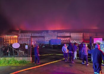 Incendio en “Desarmaduría Crespo” provoca enormes pérdidas y daños casi totales en Los Ángeles.