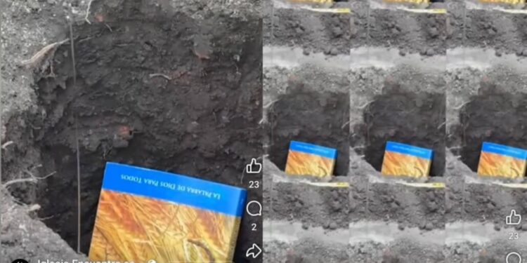 En Los Ángeles, una actividad que incluye el entierro de una Biblia en la Laguna Esmeralda ha generado opiniones encontradas.