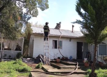 Un incendio impactó una casa en el sector La Perla de Los Ángeles.