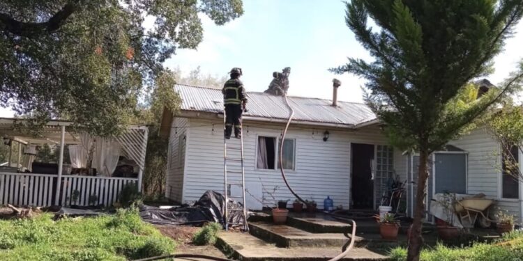 Un incendio impactó una casa en el sector La Perla de Los Ángeles.