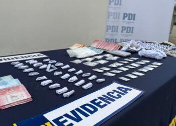 Detienen a dos individuos por vender drogas en su hogar en Villa Alemana: les fueron confiscados cocaína y cannabis sativa.