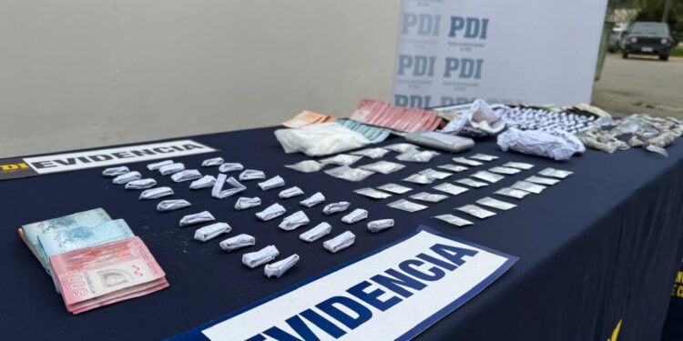 Detienen a dos individuos por vender drogas en su hogar en Villa Alemana: les fueron confiscados cocaína y cannabis sativa.