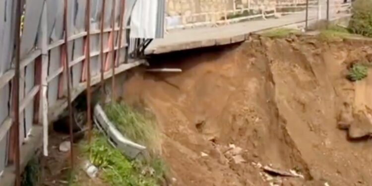 La causa del socavón en el sector de Forestal en Viña del Mar sería una obstrucción en el ramal sanitario.