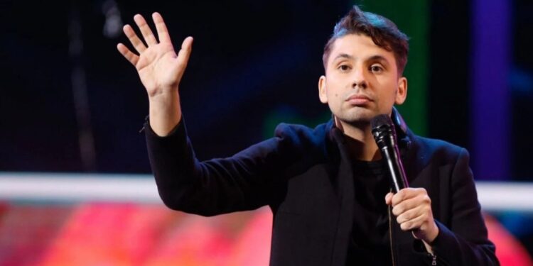 El Metro de Santiago ofrecerá su primer espectáculo gratuito de stand up comedy con Fabrizio Copano.