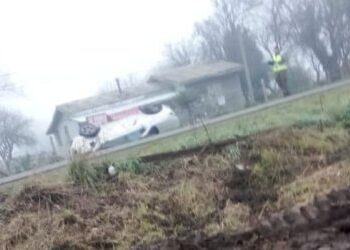 Bulnes: Trágica caída de un automóvil en una zanja provoca la muerte de un joven de 25 años.