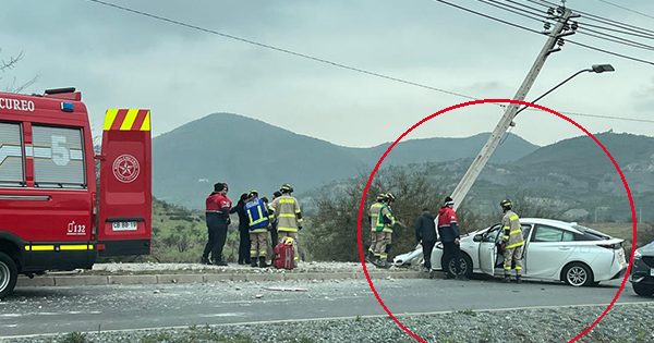 [VIDEO] Auto colisiona con poste de luz en Av. Del Valle