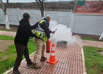 La Cisterna entregó capacitación en el uso de extintores a los vecinos.