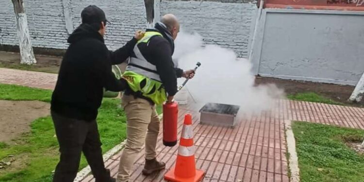 La Cisterna entregó capacitación en el uso de extintores a los vecinos.