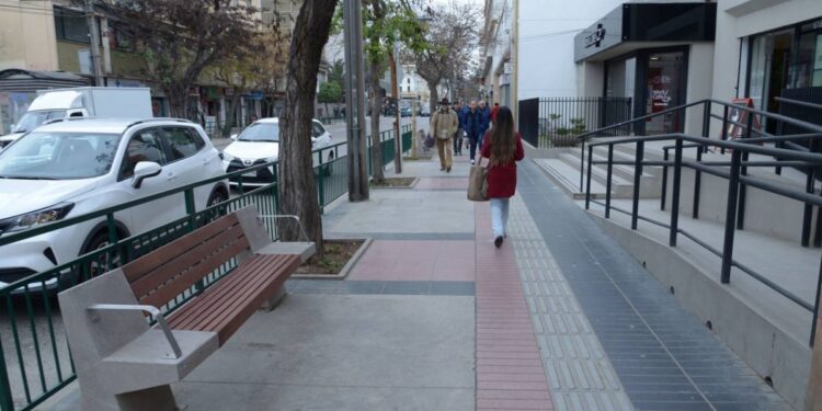 La acera poniente de la céntrica calle Arlegui en Viña del Mar fue abierta al paso de peatones tras finalizar las obras.