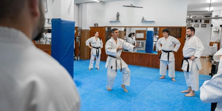 Vitacura inaugura academia de taekwondo para gente mayor de 18 años.