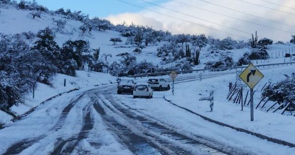 Lluvia, nieve y un frío de aquellos convocan el día de este viernes en Colina.