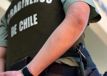 Carabinero evita encerrona a camión en Cerro Navia: ladrones se escapan con el peoneta.