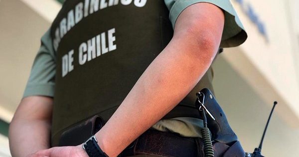 Carabinero evita encerrona a camión en Cerro Navia: ladrones se escapan con el peoneta.