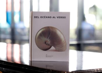 Caracolas de Neruda dan vida a nuevo libro bilingüe de la U. de Chile.