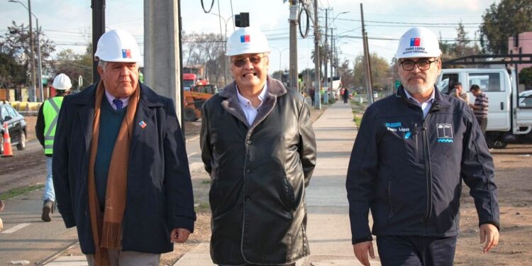 Autoridades supervisan trabajos de mejoramiento en la Avenida La Compañía en Rancagua.