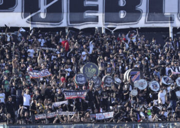 Hincha de Colo Colo murió al caer del techo en el Monumental durante el Superclásico.