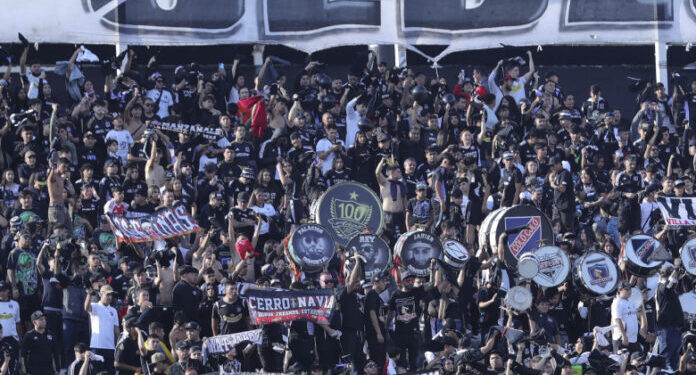 Hincha de Colo Colo murió al caer del techo en el Monumental durante el Superclásico.