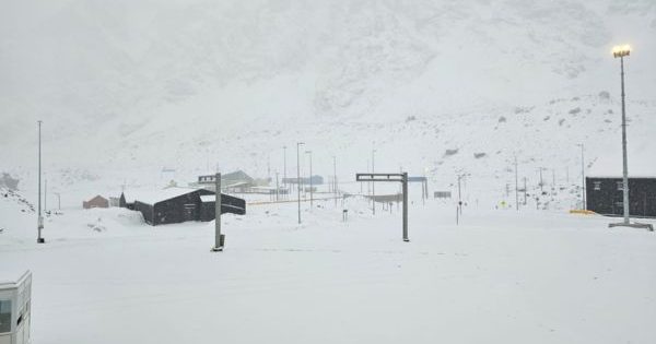 Complejo Fronterizo Los Libertadores sigue cerrado por la nieve en la cordillera.