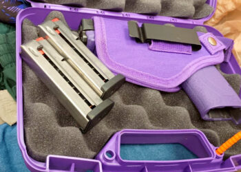 Dos estadounidenses fueron arrestadas en el Aeropuerto de Santiago por llevar dos armas, municiones y marihuana.