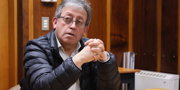Ex Alcalde de Puerto Montt regresa a arresto domiciliario total mientras es investigado por delitos de corrupción ocurridos entre 2012 y 2023.