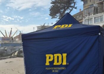 Descubren el cadáver de un hombre de unos 70 años en las zonas rocosas de la Playa Chica de Cartagena.