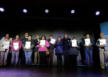 131 familias festejan la adquisición de sus títulos de dominio en Los Ángeles.