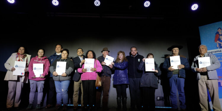 131 familias festejan la adquisición de sus títulos de dominio en Los Ángeles.